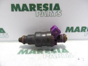 Gebruikte Injector (benzine injectie) Renault Twingo (C06) 1.2 Prijs € 20,00 Margeregeling aangeboden door Maresia Parts
