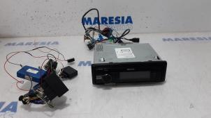 Gebruikte CD Speler Peugeot 307 CC (3B) 2.0 16V Prijs € 157,50 Margeregeling aangeboden door Maresia Parts