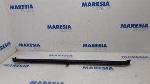 Gebruikte Dekzeil Bagageruimte Peugeot 307 CC (3B) 2.0 16V Prijs € 25,00 Margeregeling aangeboden door Maresia Parts