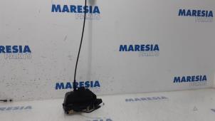 Gebruikte Slotmechaniek Portier 4Deurs links-voor Renault Grand Scénic II (JM) 2.0 16V Prijs € 30,00 Margeregeling aangeboden door Maresia Parts