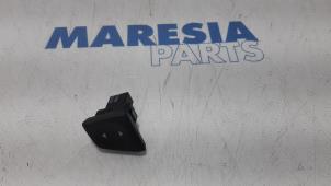 Gebruikte Raam schakelaar elektrisch Fiat 500 (312) 1.2 69 Prijs € 10,00 Margeregeling aangeboden door Maresia Parts
