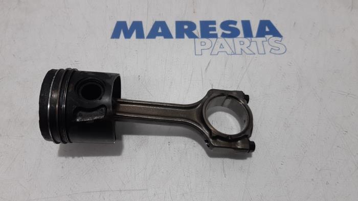 Gebruikte Zuiger Fiat Punto Evo (199) 1.3 JTD Multijet 85 16V Euro 5 Prijs € 50,00 Margeregeling aangeboden door Maresia Parts