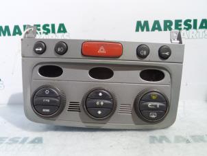 Gebruikte Kachel Bedieningspaneel Alfa Romeo 147 (937) 1.6 Twin Spark 16V Prijs € 25,00 Margeregeling aangeboden door Maresia Parts