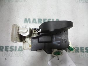 Gebruikte Slotmechaniek Portier 2Deurs links Alfa Romeo 147 (937) 1.9 JTD 16V Prijs € 25,00 Margeregeling aangeboden door Maresia Parts