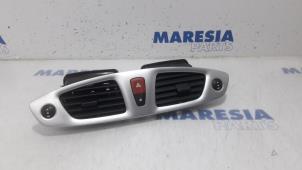 Gebruikte Luchtrooster Dashboard Renault Scénic III (JZ) 1.5 dCi 105 Prijs € 30,00 Margeregeling aangeboden door Maresia Parts