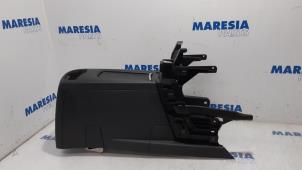 Gebruikte Middenconsoles Peugeot 5008 I (0A/0E) 1.6 THP 16V Prijs € 75,00 Margeregeling aangeboden door Maresia Parts