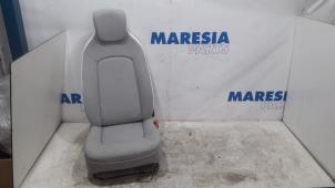 Gebruikte Voorstoel rechts Renault Zoé (AG) 65kW Prijs € 152,25 Margeregeling aangeboden door Maresia Parts