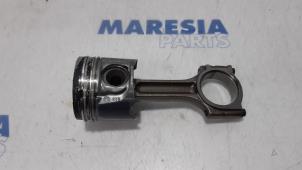 Gebruikte Zuiger Renault Trafic New (FL) 2.0 dCi 16V 115 Prijs € 75,00 Margeregeling aangeboden door Maresia Parts