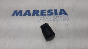 Gebruikte Start/Stop schakelaar Renault Zoé (AG) 65kW Prijs € 25,00 Margeregeling aangeboden door Maresia Parts