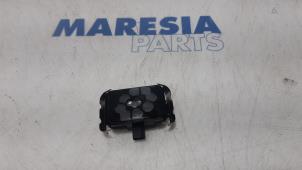 Gebruikte Sensor regen Renault Espace (JK) 2.0 dCi 16V 175 FAP Prijs € 25,00 Margeregeling aangeboden door Maresia Parts