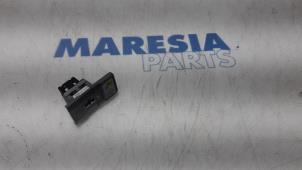 Gebruikte AUX/USB aansluiting Fiat Bravo (198A) 1.4 16V Prijs € 25,00 Margeregeling aangeboden door Maresia Parts