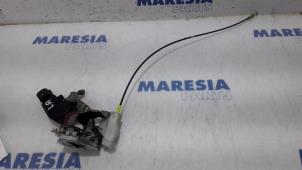 Gebruikte Deurslot Mechaniek 4Deurs links-achter Peugeot 107 1.0 12V Prijs € 25,00 Margeregeling aangeboden door Maresia Parts