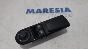 Gebruikte Combischakelaar ramen Renault Clio IV (5R) 0.9 Energy TCE 90 12V Prijs € 35,00 Margeregeling aangeboden door Maresia Parts