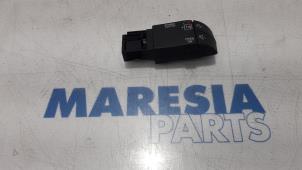 Gebruikte Radiobediening Stuur Renault Espace (JK) 2.0 dCi 16V 150 FAP Prijs € 15,00 Margeregeling aangeboden door Maresia Parts