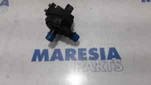Gebruikte Extra waterpomp Renault Espace (JK) 2.0 dCi 16V 150 FAP Prijs € 35,00 Margeregeling aangeboden door Maresia Parts