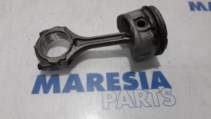 Gebruikte Zuiger Renault Grand Scénic II (JM) 2.0 16V Prijs € 75,00 Margeregeling aangeboden door Maresia Parts