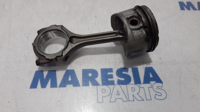 Gebruikte Zuiger Renault Grand Scénic II (JM) 2.0 16V Prijs € 75,00 Margeregeling aangeboden door Maresia Parts