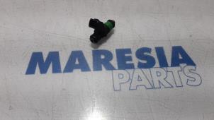 Gebruikte Injector (benzine injectie) Renault Grand Scénic II (JM) 2.0 16V Prijs € 20,00 Margeregeling aangeboden door Maresia Parts