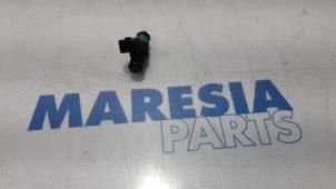 Gebruikte Injector (benzine injectie) Renault Grand Scénic II (JM) 2.0 16V Prijs € 20,00 Margeregeling aangeboden door Maresia Parts