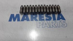 Gebruikte Klepstoter Renault Grand Scénic II (JM) 2.0 16V Prijs € 35,00 Margeregeling aangeboden door Maresia Parts