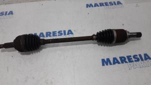 Gebruikte Aandrijfas links-voor Renault Clio III (BR/CR) 1.2 16V 75 Prijs € 30,00 Margeregeling aangeboden door Maresia Parts