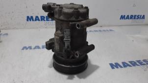 Gebruikte Pomp Airco Renault Clio III (BR/CR) 1.2 16V 75 Prijs € 64,95 Margeregeling aangeboden door Maresia Parts