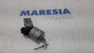 Gebruikte Sleutel + Contactslot Peugeot 5008 I (0A/0E) 1.6 THP 16V Prijs € 40,00 Margeregeling aangeboden door Maresia Parts