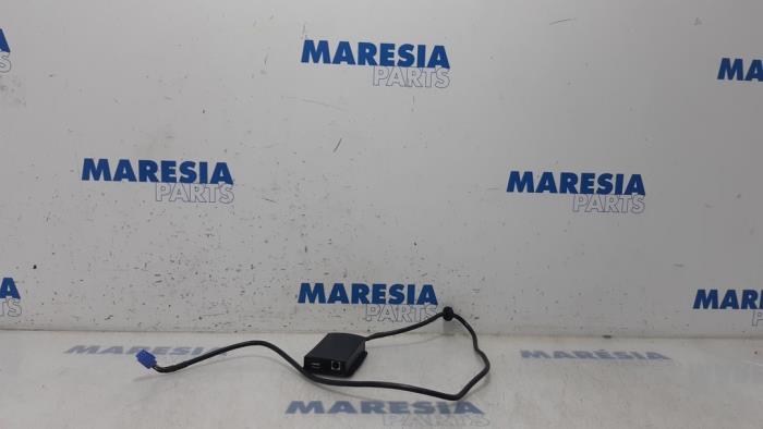 Gebruikte USB module Renault Clio III (BR/CR) 1.2 16V 75 Prijs € 50,00 Margeregeling aangeboden door Maresia Parts