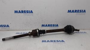 Gebruikte Aandrijfas rechts-voor Peugeot 207/207+ (WA/WC/WM) 1.6 16V GT THP Prijs € 50,00 Margeregeling aangeboden door Maresia Parts