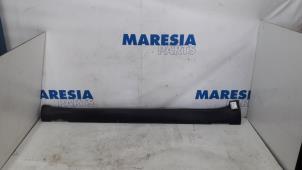 Gebruikte Sideskirt links Citroen C4 Cactus (0B/0P) 1.2 PureTech 82 12V Prijs € 49,95 Margeregeling aangeboden door Maresia Parts