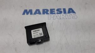 Gebruikte AUX/USB aansluiting Renault Espace (RFCJ) 1.6 Energy dCi 160 EDC Prijs € 55,00 Margeregeling aangeboden door Maresia Parts