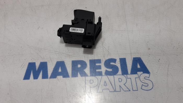 Gebruikte Handrem schakelaar Renault Scénic III (JZ) 1.6 16V Prijs € 14,99 Margeregeling aangeboden door Maresia Parts