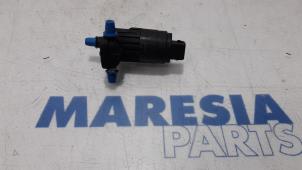 Gebruikte Ruitensproeierpomp voor Fiat 500 (312) 1.2 69 Prijs € 15,00 Margeregeling aangeboden door Maresia Parts