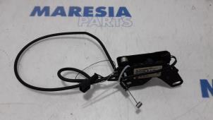 Gebruikte Cabriodak vergrendelslot Peugeot 307 CC (3B) 2.0 16V Prijs € 75,00 Margeregeling aangeboden door Maresia Parts