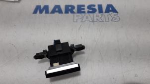 Gebruikte Handrem schakelaar Citroen C4 Picasso (3D/3E) 1.6 16V VTi 120 Prijs € 20,00 Margeregeling aangeboden door Maresia Parts