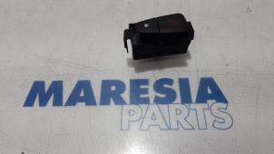 Gebruikte Gevarenlicht Schakelaar Renault Megane III Grandtour (KZ) 1.5 dCi 110 Prijs € 15,00 Margeregeling aangeboden door Maresia Parts