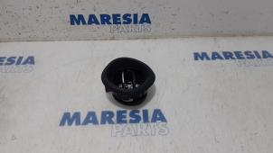 Gebruikte Luchtrooster Dashboard Opel Vivaro 1.6 CDTI BiTurbo 120 Prijs € 12,10 Inclusief btw aangeboden door Maresia Parts