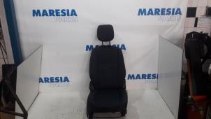 Gebruikte Voorstoel rechts Renault Grand Scénic III (JZ) 1.4 16V TCe 130 Prijs € 75,00 Margeregeling aangeboden door Maresia Parts