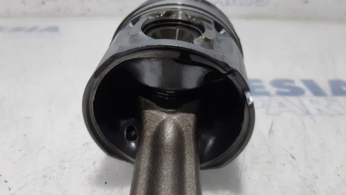 Zuiger van een Peugeot Expert (G9) 1.6 HDi 90 2013