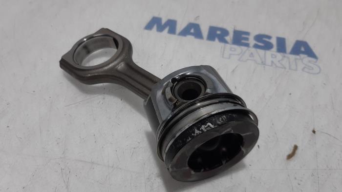 Zuiger van een Peugeot Expert (G9) 1.6 HDi 90 2013