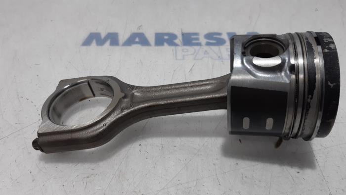 Zuiger van een Peugeot Expert (G9) 1.6 HDi 90 2013