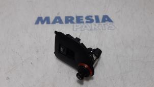 Gebruikte Schuifdak schakelaar Peugeot 308 (4A/C) 1.6 16V THP 150 Prijs € 14,99 Margeregeling aangeboden door Maresia Parts