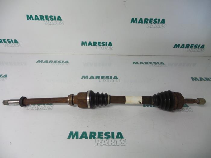 Gebruikte Steekas rechts-voor Peugeot 206 (2A/C/H/J/S) 1.4 XR,XS,XT,Gentry Prijs € 40,00 Margeregeling aangeboden door Maresia Parts