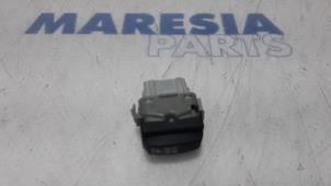 Gebruikte ESP Schakelaar Renault Espace (JK) 2.0 dCi 16V 175 FAP Prijs € 10,00 Margeregeling aangeboden door Maresia Parts