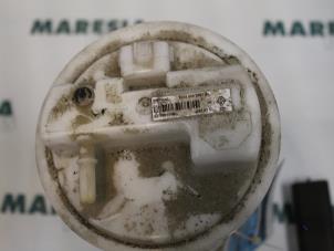 Gebruikte Brandstofpomp Elektrisch Renault Clio III (BR/CR) 1.2 16V 75 Prijs € 20,00 Margeregeling aangeboden door Maresia Parts