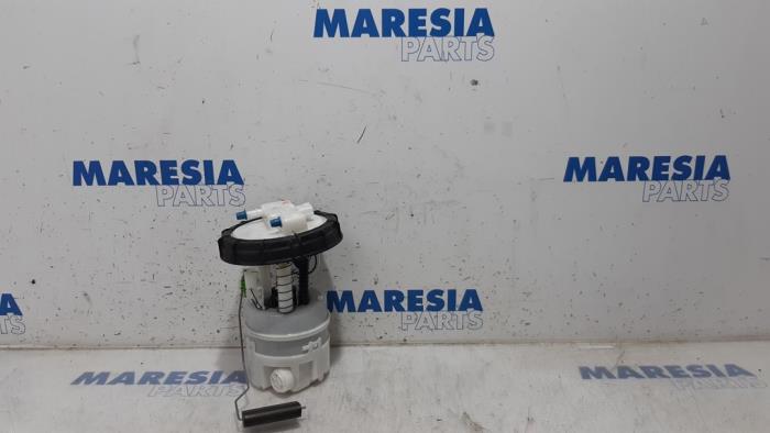 Gebruikte Tank element Pomp Renault Clio IV Estate/Grandtour (7R) 1.2 TCE 16V GT EDC Prijs € 55,00 Margeregeling aangeboden door Maresia Parts