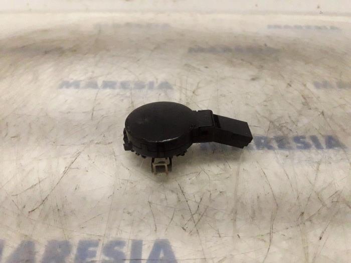 Gebruikte Regensensor Peugeot 308 (L3/L8/LB/LH/LP) 1.2 12V e-THP PureTech 110 Prijs € 65,00 Margeregeling aangeboden door Maresia Parts