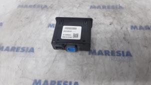 Gebruikte AUX/USB aansluiting Renault Megane IV (RFBB) 1.2 Energy TCE 100 Prijs € 35,00 Margeregeling aangeboden door Maresia Parts
