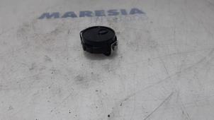Gebruikte Sensor regen Renault Twingo II (CN) 1.2 16V Prijs € 25,00 Margeregeling aangeboden door Maresia Parts