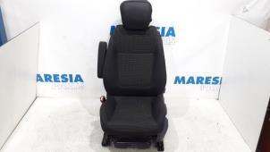 Gebruikte Voorstoel links Peugeot 5008 I (0A/0E) 1.6 THP 16V Prijs € 210,00 Margeregeling aangeboden door Maresia Parts